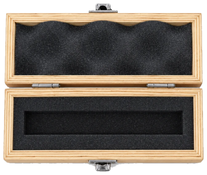 Caja de madera abierta con interior de espuma troquelada y herraje metálico